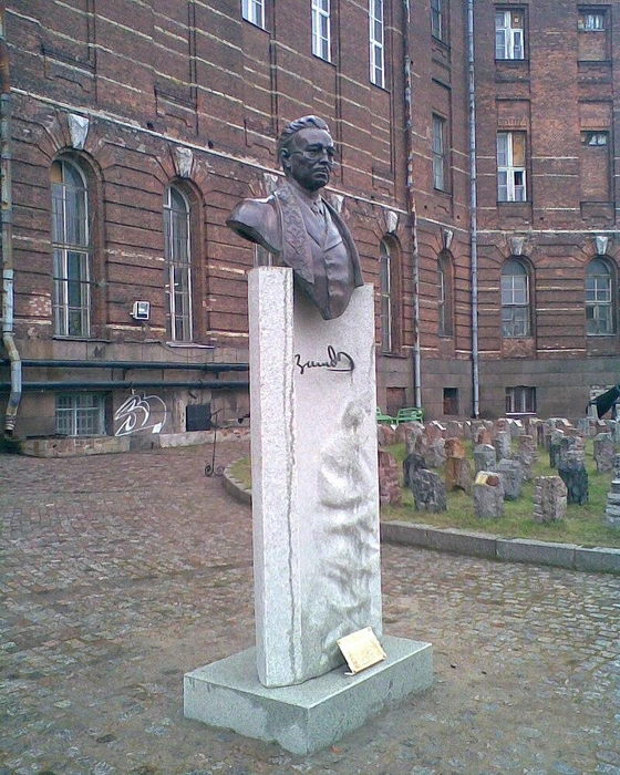 Тот самый бюст у СПбГУ | Источник: Amikeco через Wikimedia Commons