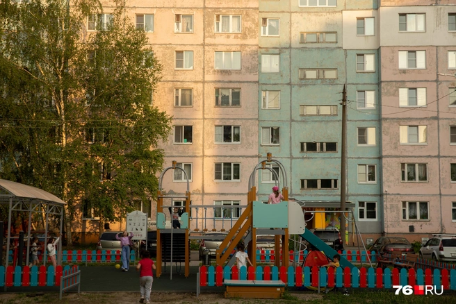 Детские площадки новые, а на фоне старые панельки | Источник: Кирилл Поверинов / 76.RU