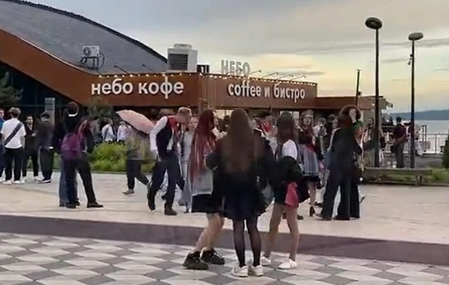 Сотни красивых молодых тольяттинцев в ленточках&nbsp;— само по себе праздничное зрелище | Источник: «Подслушано Тольятти» / vk.com