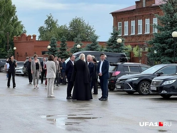 Тут видно Андрея Назарова и его сопровождающих | Источник: Андрей Бирюков / UFA1.RU
