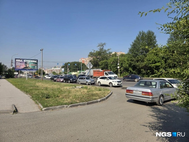 Стоит три часа: новосибирцы продолжают ждать своей очереди за бензином — онлайн | Источник: Елизавета Шаталова / NGS.RU