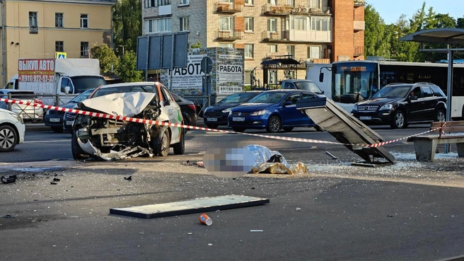 Не первый раз. Что известно о ДТП в Красном Селе, где водитель каршеринга снёс женщин и сбегал на одной ноге | Источник: «Транспортный коллапс, Красное Село»