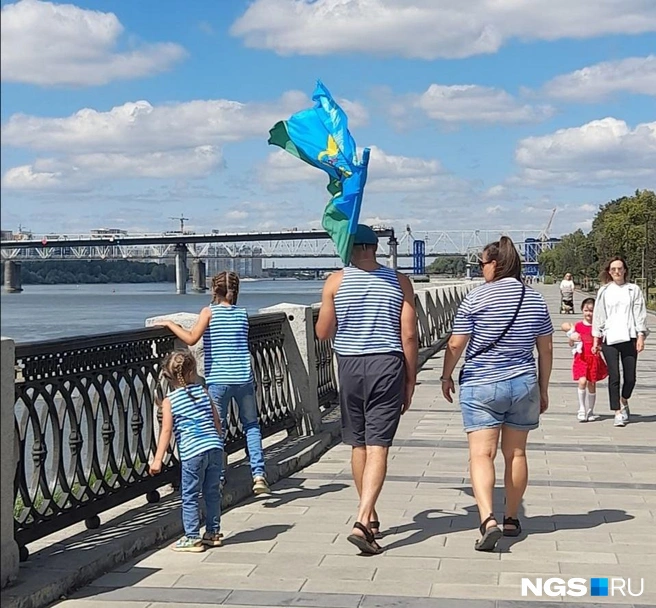 Тельняшки надели не только сами десантники | Источник: Полина Золотарева