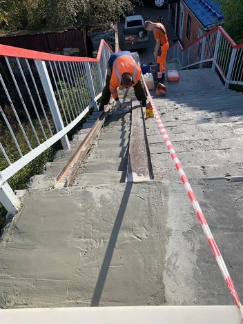 Рабочие уже что-то делают на лестнице со стороны Волгоградской | Источник: Тюмень. Администрация города.