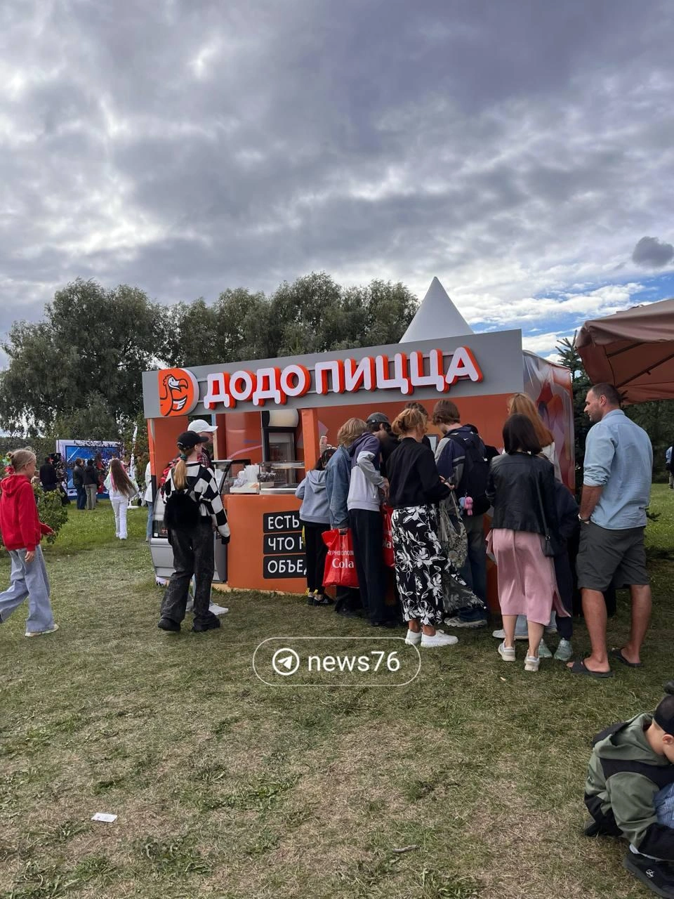 Горожане выстроились в очередь за угощениями | Источник: Кристина Геворкян / 76.RU