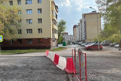 В Тюмени из-за перекрытия дороги жители ездили под «кирпич»