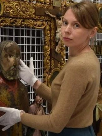 Хранитель деревянной скульптуры Ксения Зубакина | Источник: Пермская государственная художественная галерея 