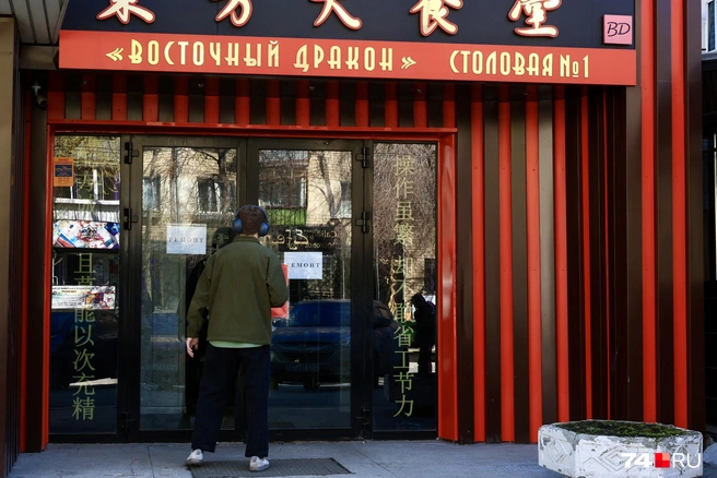 Поток посетителей постоянный, но двери закрыты | Источник: Михаил Шилкин