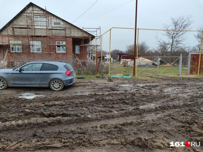 Своими силами жители неоднократно посыпали дорогу по весне | Источник: читатель 161.RU