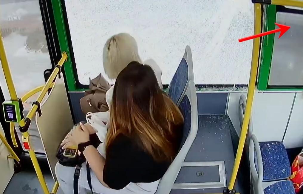 В Челябинске агрессивные пассажиры за день разбили окна в двух автобусах (видео)