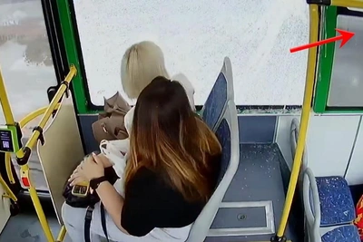 В Челябинске за день разбили окна в двух автобусах