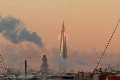 Утром в Петербурге луна проплыла рядом с солнцем