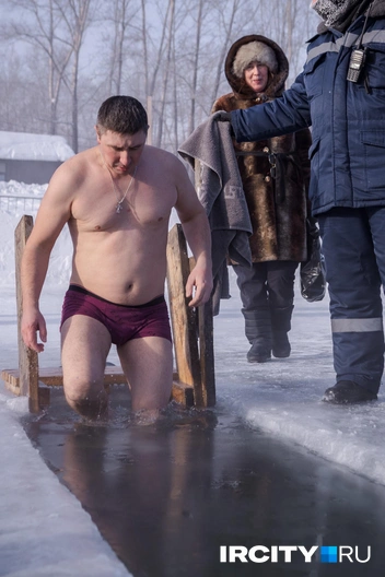 Мужественно входящие в воду | Источник: Арсений Чекмарев / «ИрСити»