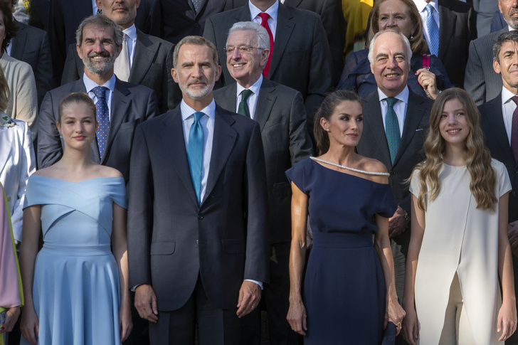 Образцовые аристократки: Королева Летиция сопровождает своих дочерей-принцесс на премии в Барселоне