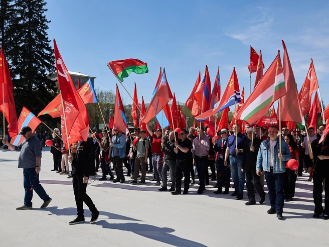 Первомайское шествие стартовало в 12:00. | Источник: Александр Ощепков / NGS.RU