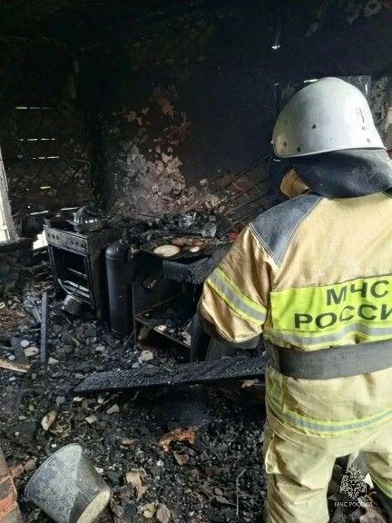 Пожар тушило более 30 человек | Источник: пресс-служба МЧС по Алтайскому краю