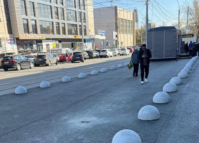 Горожане опасаются, что «яйца» (так читатель иронично назвал бетонные полусферы) будут мешать убирать улицы | Источник: Читатель НГС