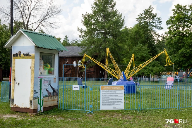 Зимой на этот аттракцион цепляют ватрушки, а летом обычные сиденья. Билет на тюбинг-кросс стоит 200 рублей | Источник: Кирилл Поверинов / 76.RU