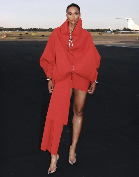 Битву «луков» делать не будем, просто покажем Сиару в таком же платье