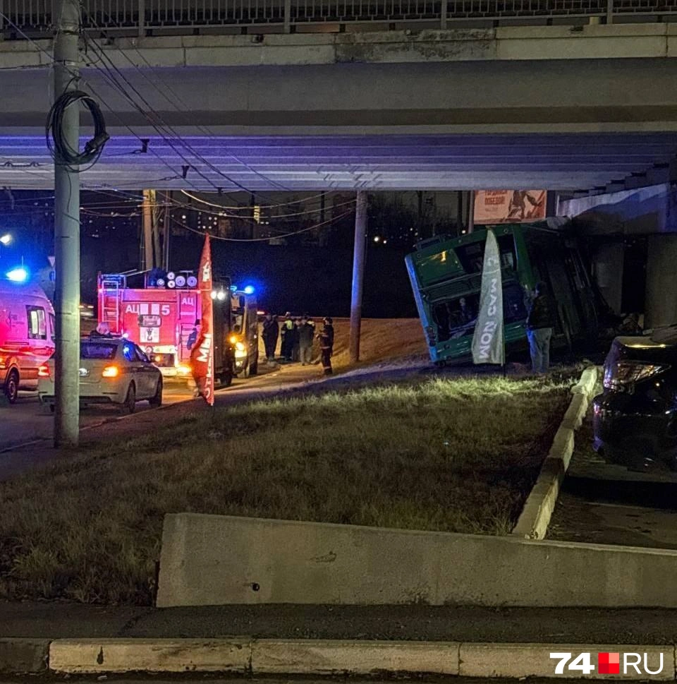 Автобус выехал на газон и проехал довольно большое расстояние, пока не столкнулся с опорой моста | Источник: читатель 74.RU