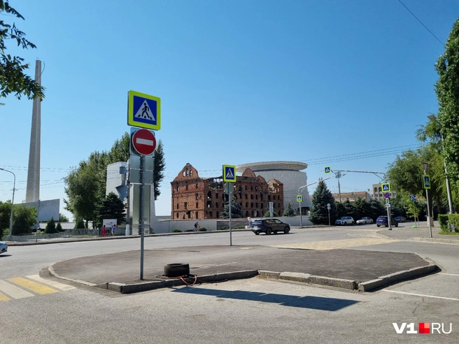 Чиновники не оставляют водителями выбора, загоняя их в зоны платной парковки | Источник: Константин Завриков / V1.RU