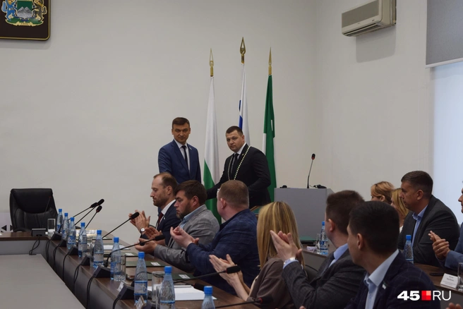 Знак главы города Науменко вручил председатель гордумы Игорь Прозоров | Источник: Юлия Король