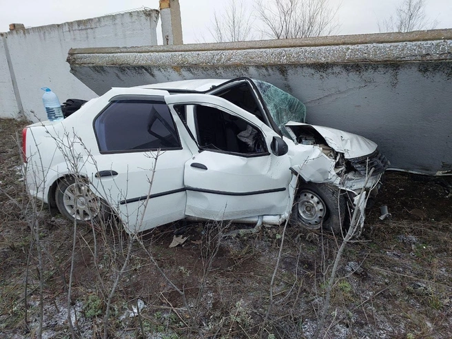 В Оренбурге на улице Рокоссовского бетонная плита накрыла «Рено-Логан» | Источник: УМВД России по Оренбургской области