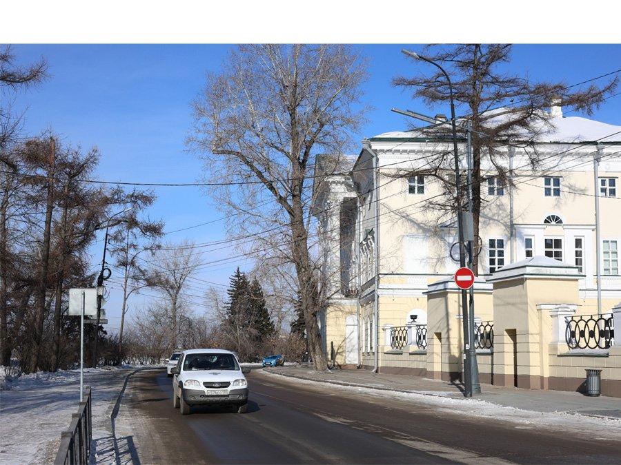 По соседству с ним расположился иркутский «белый дом»&nbsp;— особняк купцов Сибиряковых, который в середине XIX века служил резиденцией генерал-губернаторов Восточной Сибири. Его называют хранилищем мудрости: когда-то именно там открылся Иркутский университет. | Источник: Ксения Филимонова / «ИрСити»