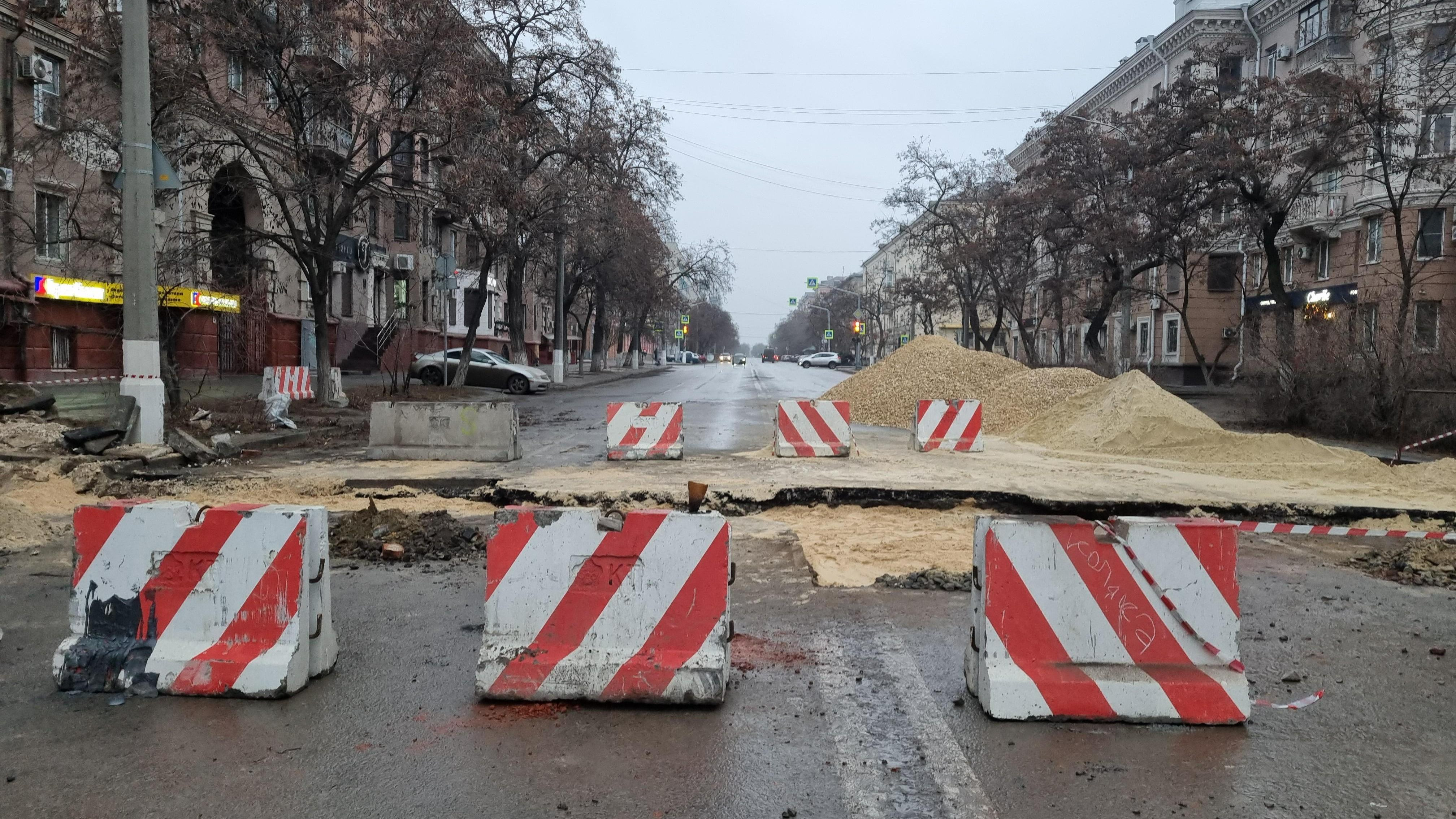 «Они даже сроки назвать не могут»: в центре Волгограда «Концессии» продолжают перекрывать улицу Советскую