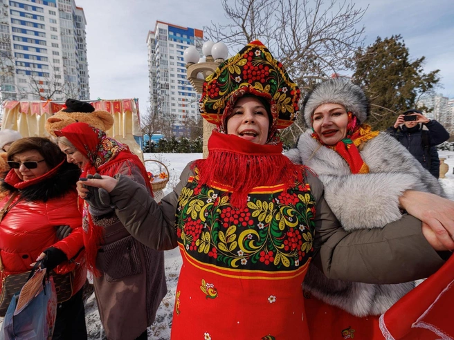 Жители города в праздничных нарядах создавали яркую атмосферу | Источник: Алексей Волхонский / V1.RU