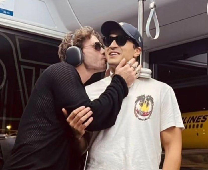 Ово је љубав: на фотографији са снимања серије "Кингфисхер" Мерт Рамазан Демир је ухваћен како "вара" Афре Сарацоглу