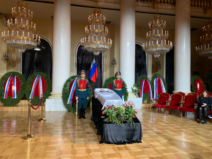 Алла Пугачева и Дмитрий Медведев пришли на церемонию прощания с Михаилом Горбачевым