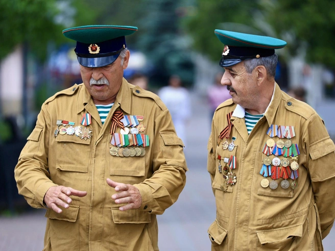 Хотя бы один раз в году форма и медали обязательно появляются на публике | Источник: Михаил Шилкин