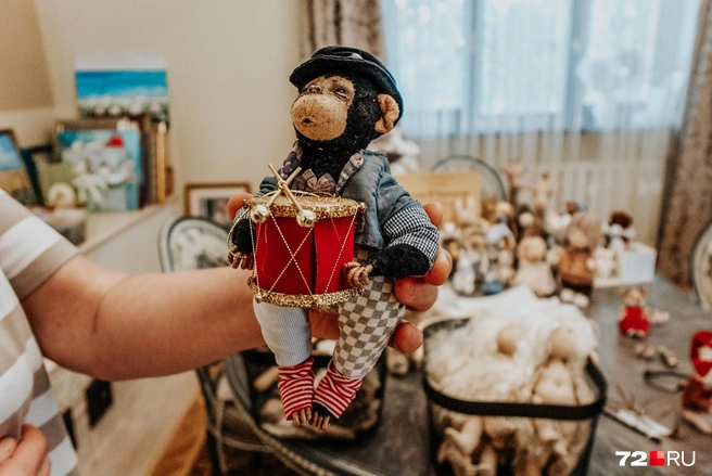 Таких обезьянок были три. Осталось найти дом и заботливых владельцев только для этого задорного барабанщика | Источник: Илья Чикотин / 72.RU