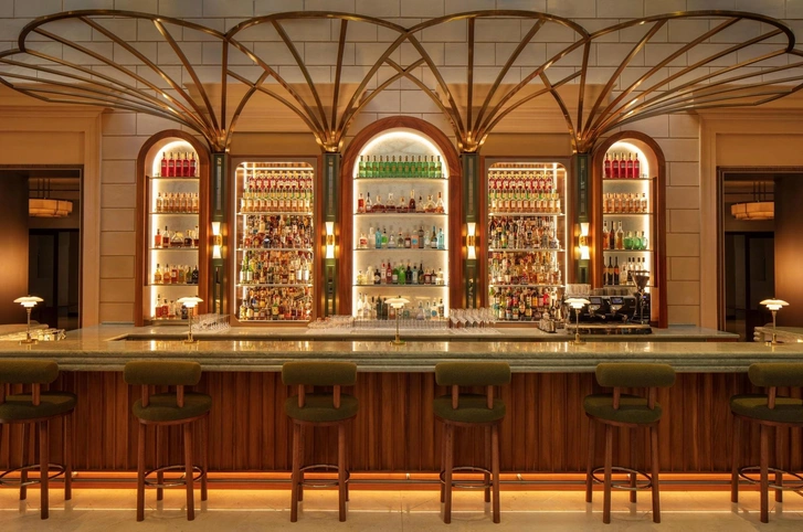 Лаундж бар Theo’s Lounge & Bar.