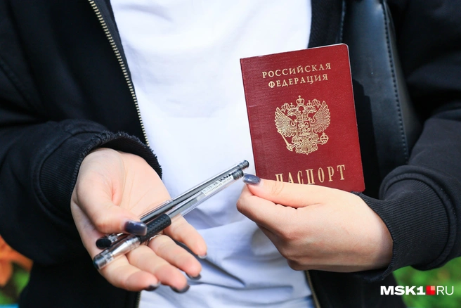 ЕГЭ для многих — повод понервничать, но Алёна старалась не думать о результатах | Источник: Артём Устюжанин / MSK1.RU
