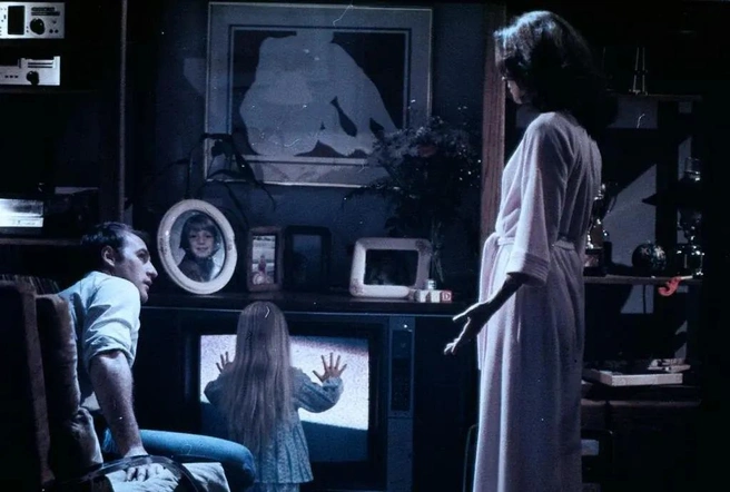 Источник: кадр из фильма «Полтергейст» (18+), реж. Тоуб Хупер, студия «Metro-Goldwyn-Mayer (MGM)», 1982 год