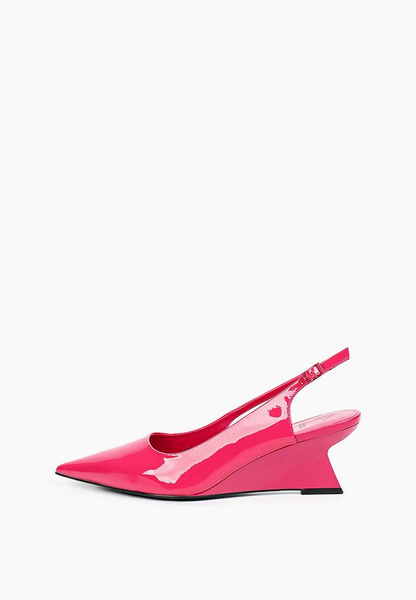 Розовые лаковые туфли на скошенным каблуке