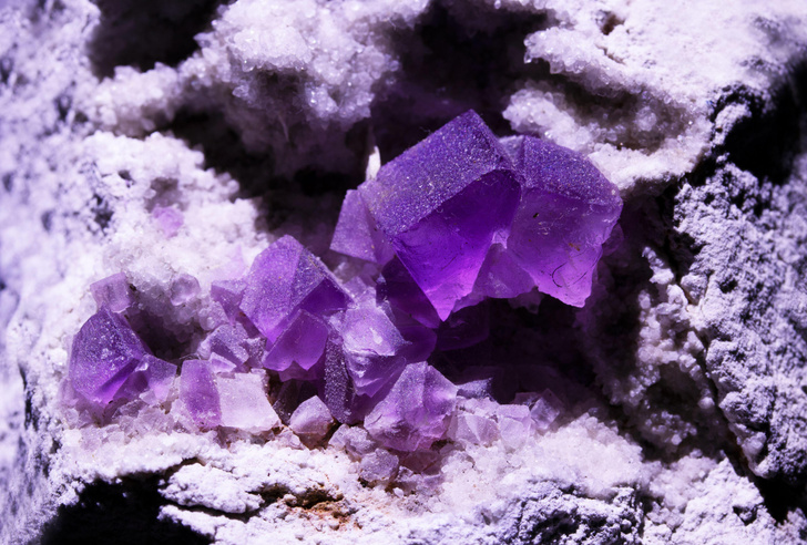 Радуга в камне: что надо знать о цветном минерале флюорите