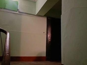 Так выглядит проектное состояние на примере лестничной площадки на соседнем этаже | Источник: Ирина Корбат / «Фонтанка.ру»