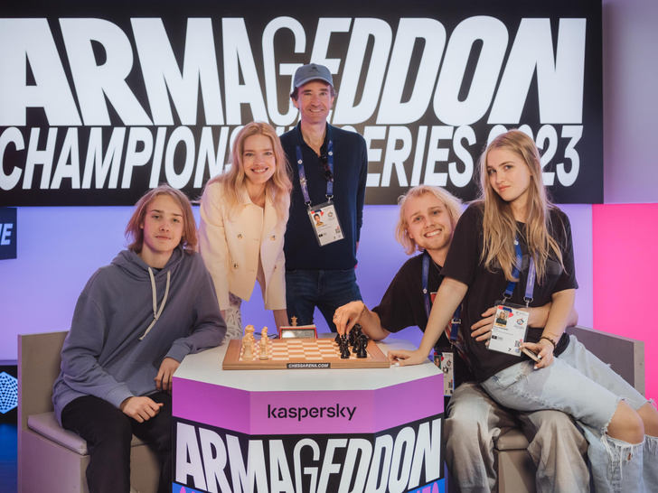 Редкие кадры: супермодель Наталья Водянова со старшими детьми во Всемирном шахматном клубе