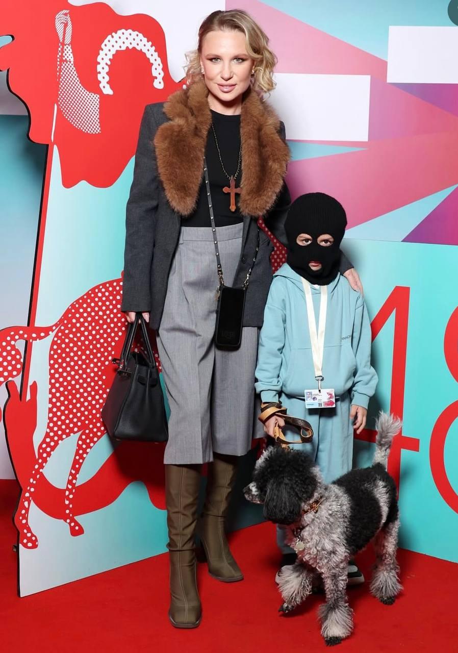 Почему младший сын Гай Германики появляется на светских премьерах в балаклаве