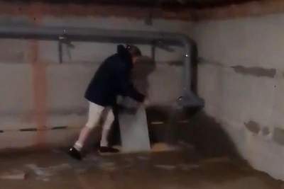 Сирот в Волгограде год топят фекалии из-за спора чиновников