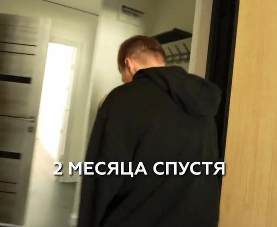В новой квартире Влад живет с матерью и братом | Источник: Кадр из видео от представителей Михаила Гребенюка