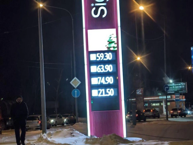 АЗС Signal реализует газ за 21,50 рубля за литр. Дизель стоит 74,90 рубля, бензин АИ-95 — 59,30 рубля, также доступен бензин по 63,90 рубля за литр. | Источник: Павел Красоткин / 72.RU
