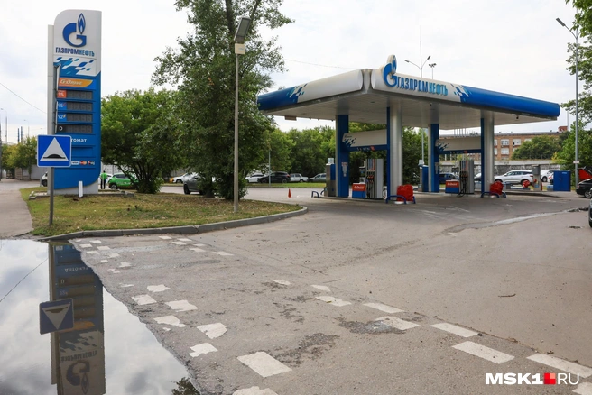 На горячей линии «Газпромнефти» сообщили, что введение лимитов связано с увеличением времени доставки, а также повышенным спросом.  | Источник: Артем Устюжанин / MSK1.RU