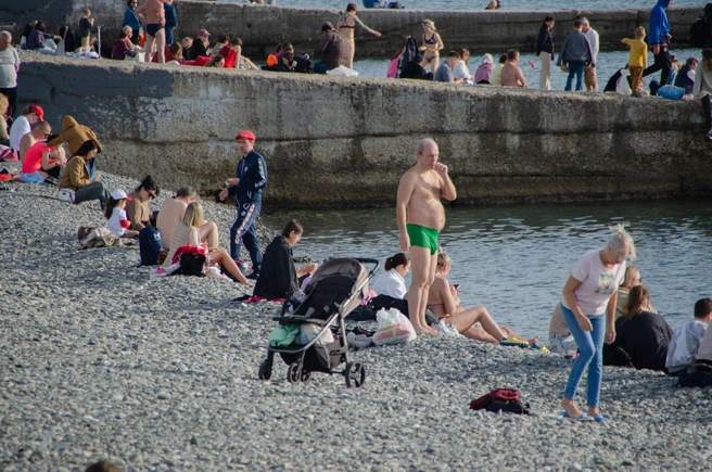 Ноябрь, который похож на август: пляжи Сочи заполнены загорающими | Источник: Оксана Витязь / SOCHI1.RU