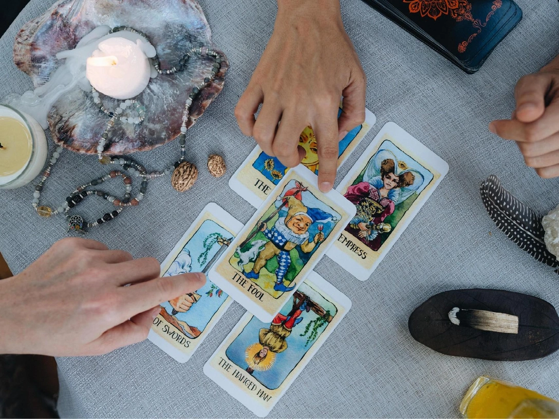 Притянут финансы: как использовать карты Таро, чтобы привлечь деньги в свою жизнь | marieclaire.ru