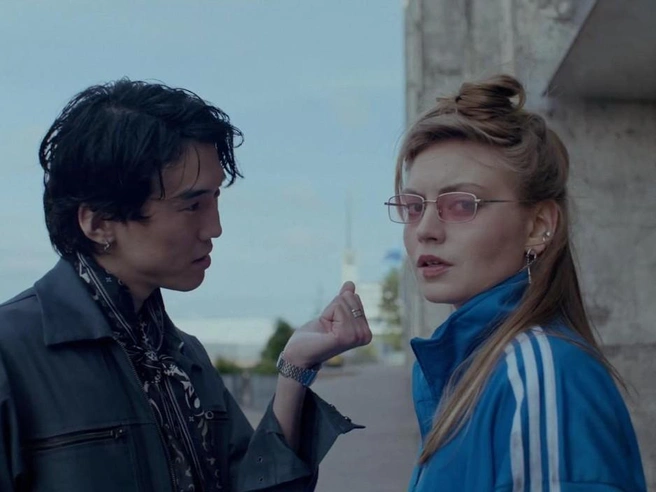 У «КИНО» вышел клип — его герой, похожий на Цоя, бегает за девушкой по «Севкабель порту» | Источник: кадр из клипа / Группа КИНО