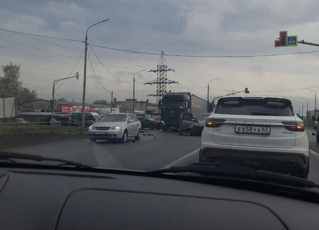 На улице Рязанской произошло массовое ДТП с участием фуры | ya62.ru
